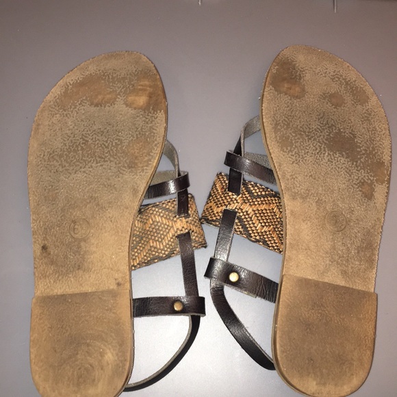 Brown and black sandals - Picture 2 of 3